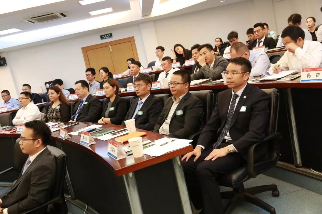 ▲公司EMBA黄埔46期同学认真聆听中大校史、管院院史