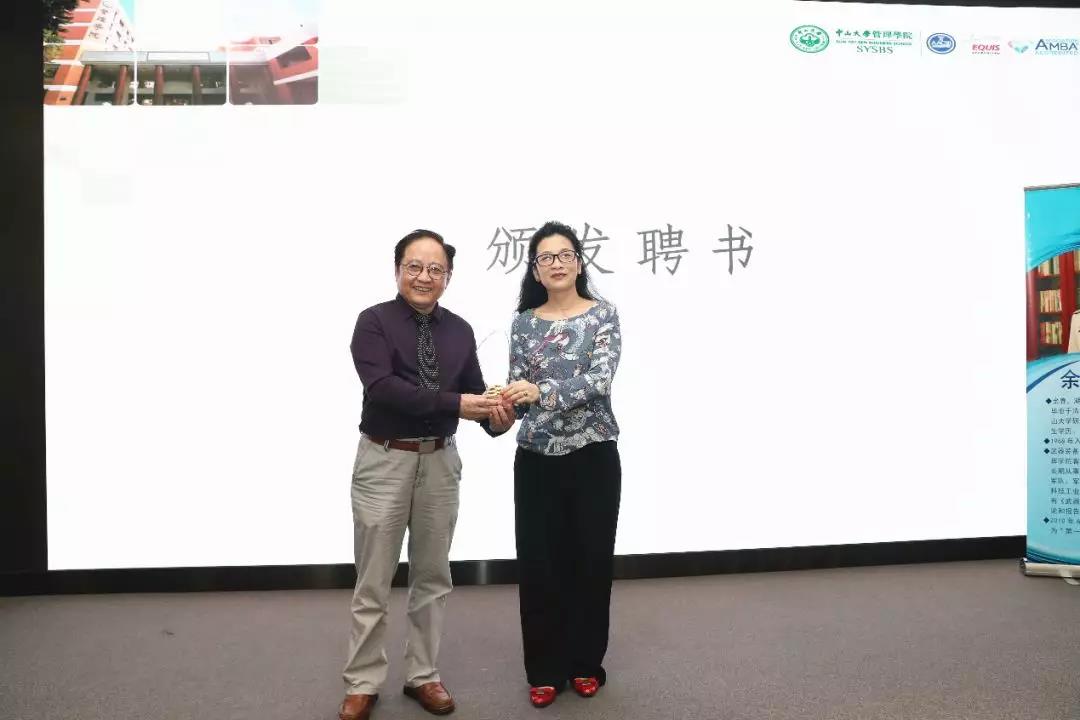刘静艳副经理为余春大校颁发聘书.jpg