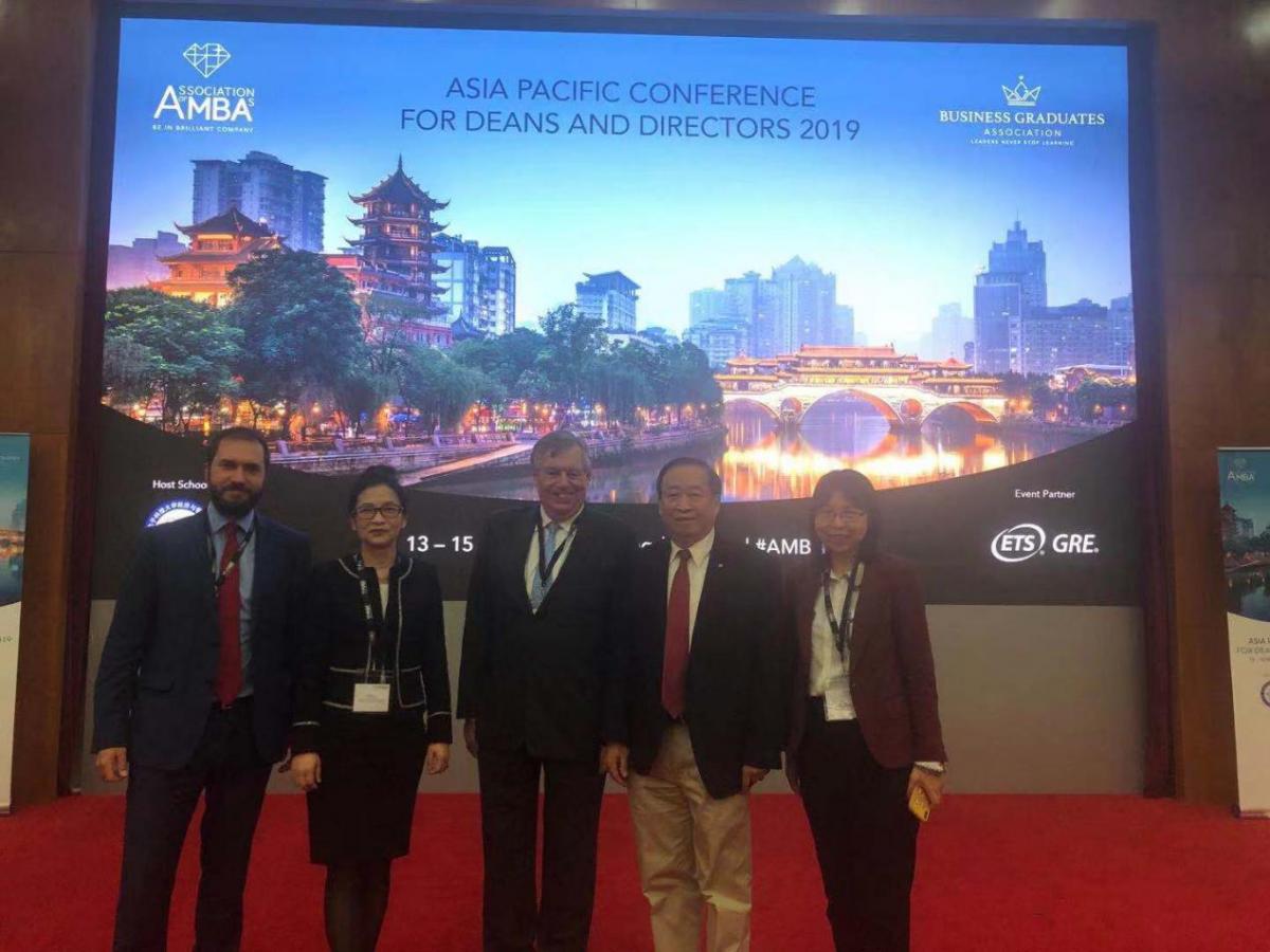 图 yl34511线路中心代表与AMBA专家合影