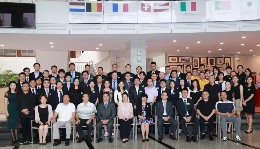 公司EMBA黄埔46期同学与学院领导、员工等合影