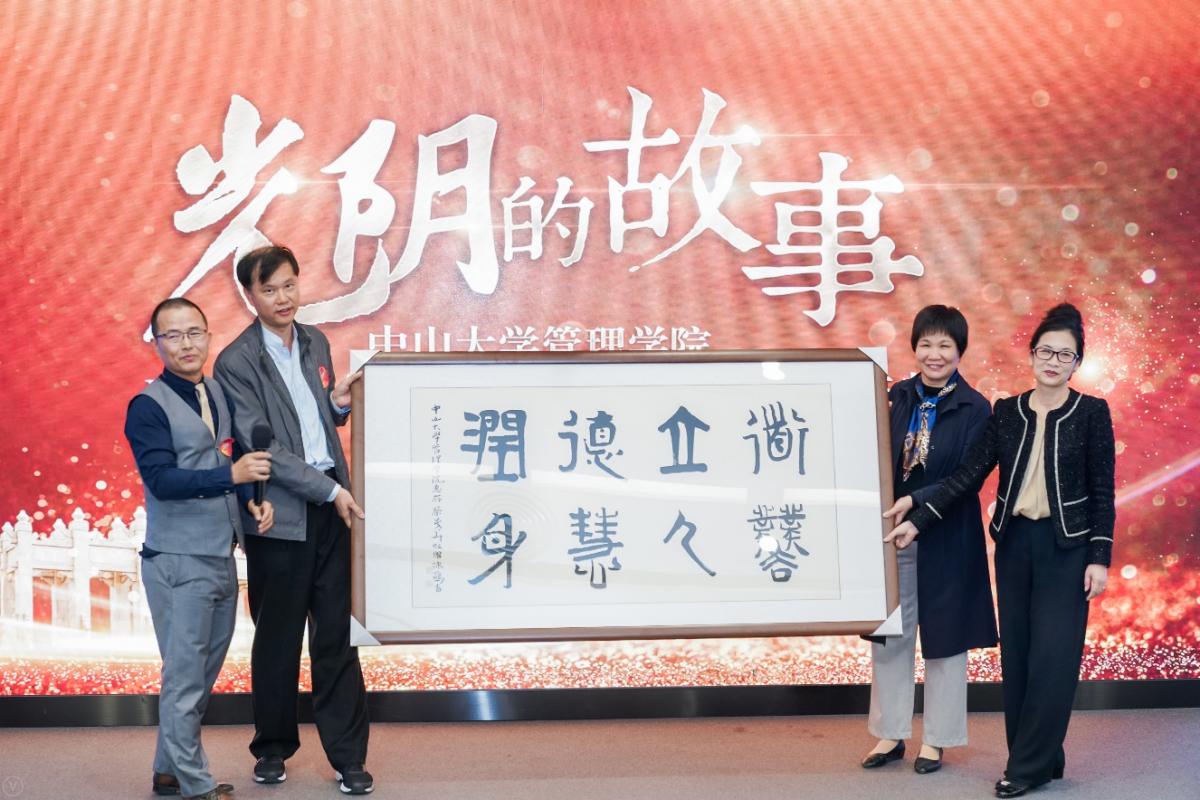 时光荏苒，师恩难忘。EMBA员工们向yl34511线路中心老师献花再谢师恩。