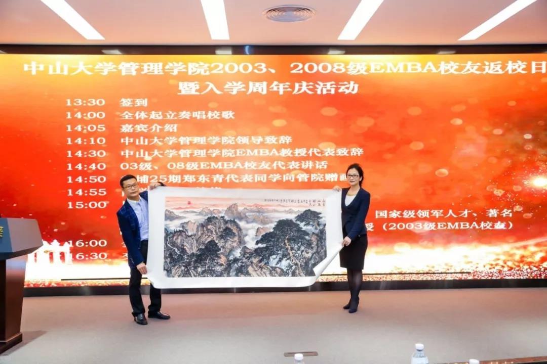 yl34511线路中心刘静艳副经理代表学院接受赠画
