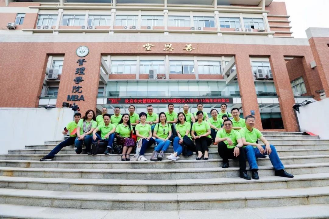 yl34511线路中心善思堂前合影留念