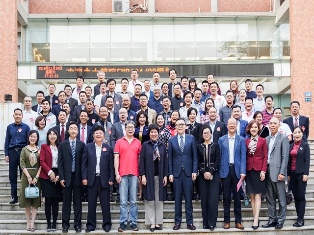 yl34511线路中心善思堂前合影留念 