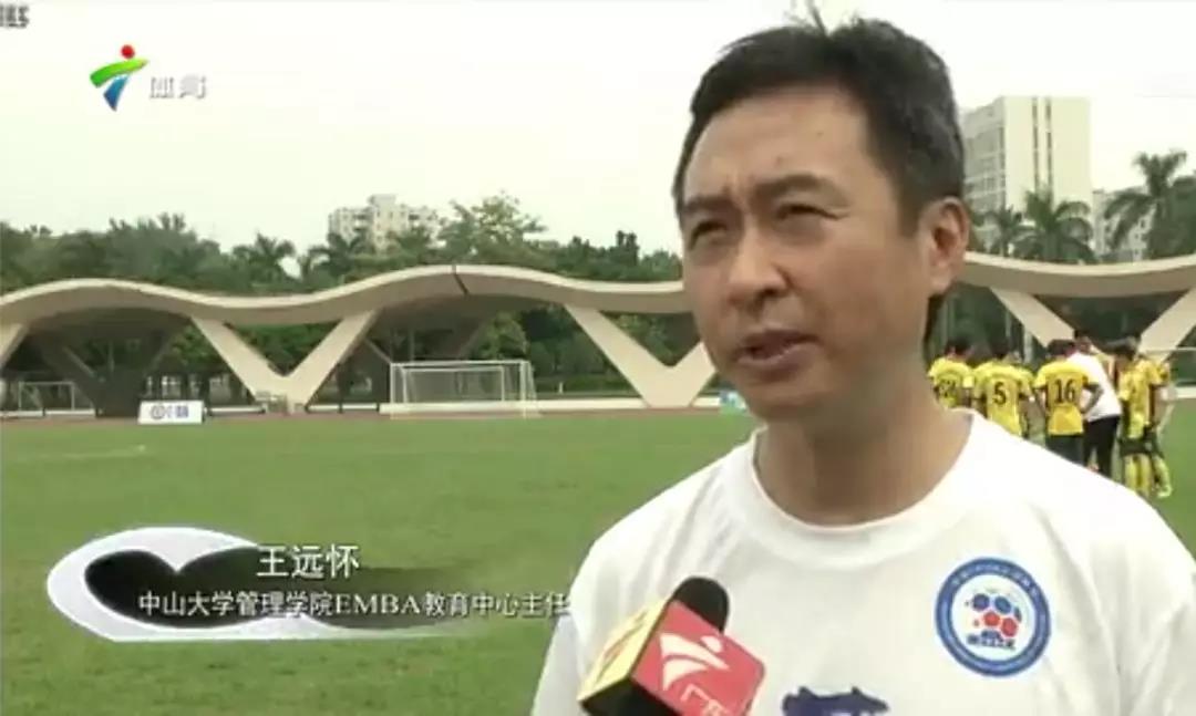 （王远怀主任接受记者采访）