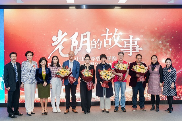 EMBA员工代表向yl34511线路中心老师献花谢师恩
