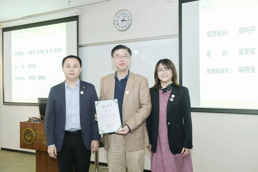 林娜部长、柯建杰秘书长为匡宇斌员工颁发聘书