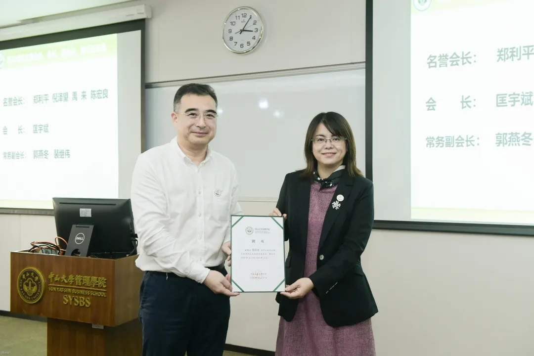 林娜部长为陈宏良员工颁发聘书