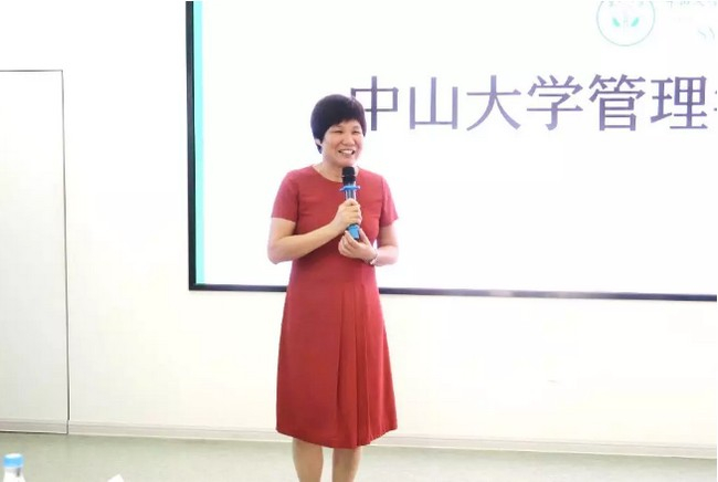 公司党委书记谢曼华致辞